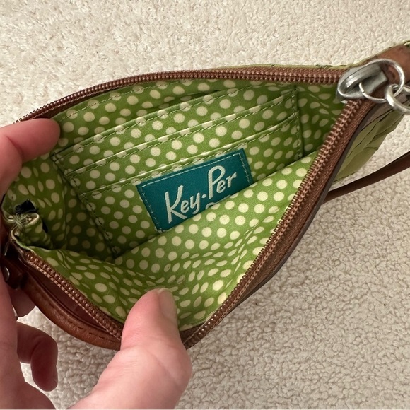 FOSSIL Key-Per Green Quilted Brown Leather Wristlet ID Coin Zip Wallet - Picture 4 of 4